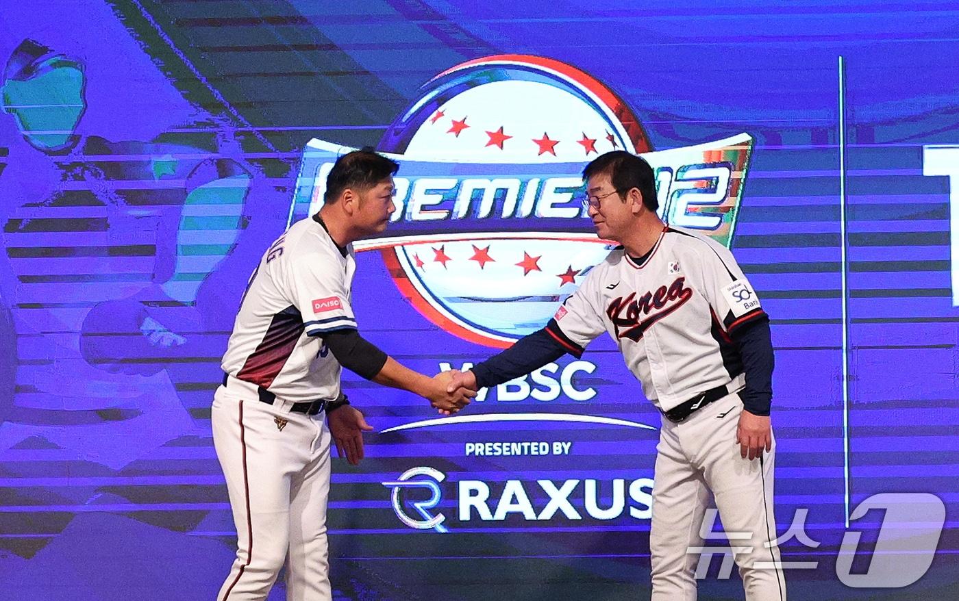 대한민국 야구대표팀 류중일 감독이 12일(현지시간) 대만 타이베이시 더 하워드 플라자 호텔에서 열린 프리미어12 예선 기자회견에서 정하오쥐 대만 감독이 악수를 하고 있다. 대표팀은 오는 13일 대만과의 경기를 시작으로 14일 쿠바, 15일 일본, 16일 도미니카 공화국, 18일 호주와의 예선 경기를 갖는다. 2024.11.12/뉴스1 ⓒ News1 장수영 기자