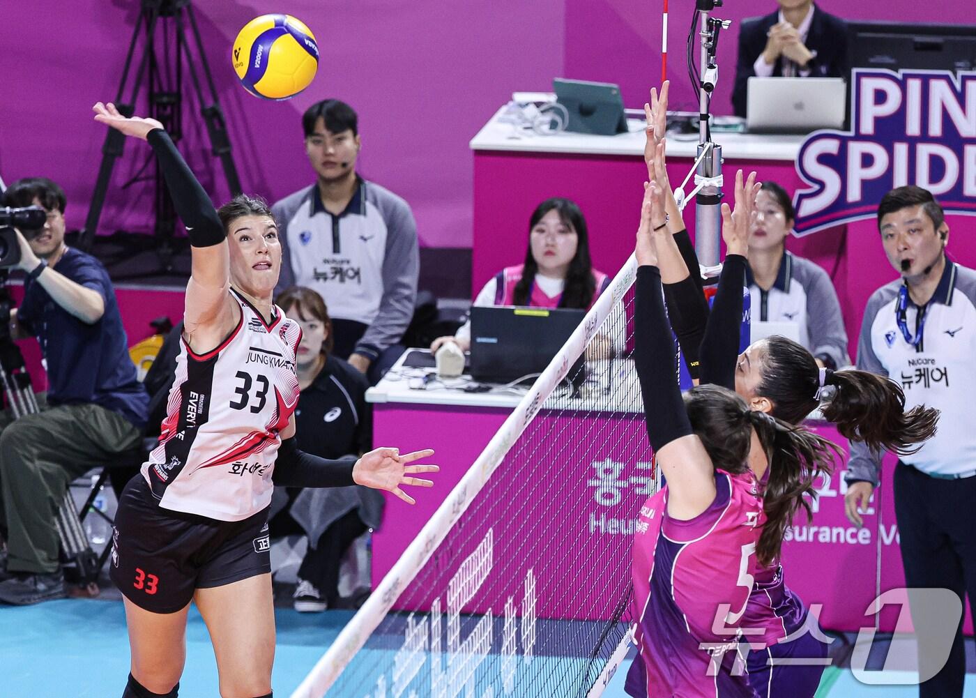 본문 이미지 - 12일 오후 인천 부평구 인천삼산월드체육관에서 열린 여자배구 '2023-24 도드람 V리그' 흥국생명과 정관장의 경기에서 정관장 부키리치가 공격을 하고 있다. 2024.11.12/뉴스1 ⓒ News1 이재명 기자