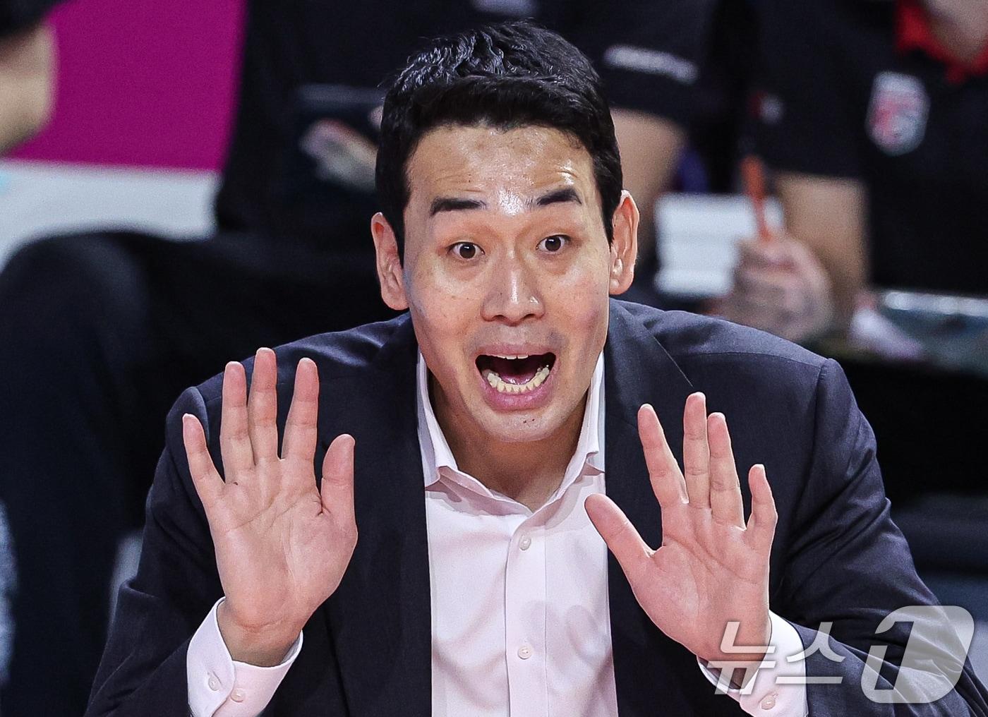 본문 이미지 - 고희진 정관장 감독이 12일 오후 인천 부평구 인천삼산월드체육관에서 열린 여자배구 '2023-24 도드람 V리그' 흥국생명과 정관장의 경기에서 선수들에게 작전을 지시하고 있다. 2024.11.12/뉴스1 ⓒ News1 이재명 기자