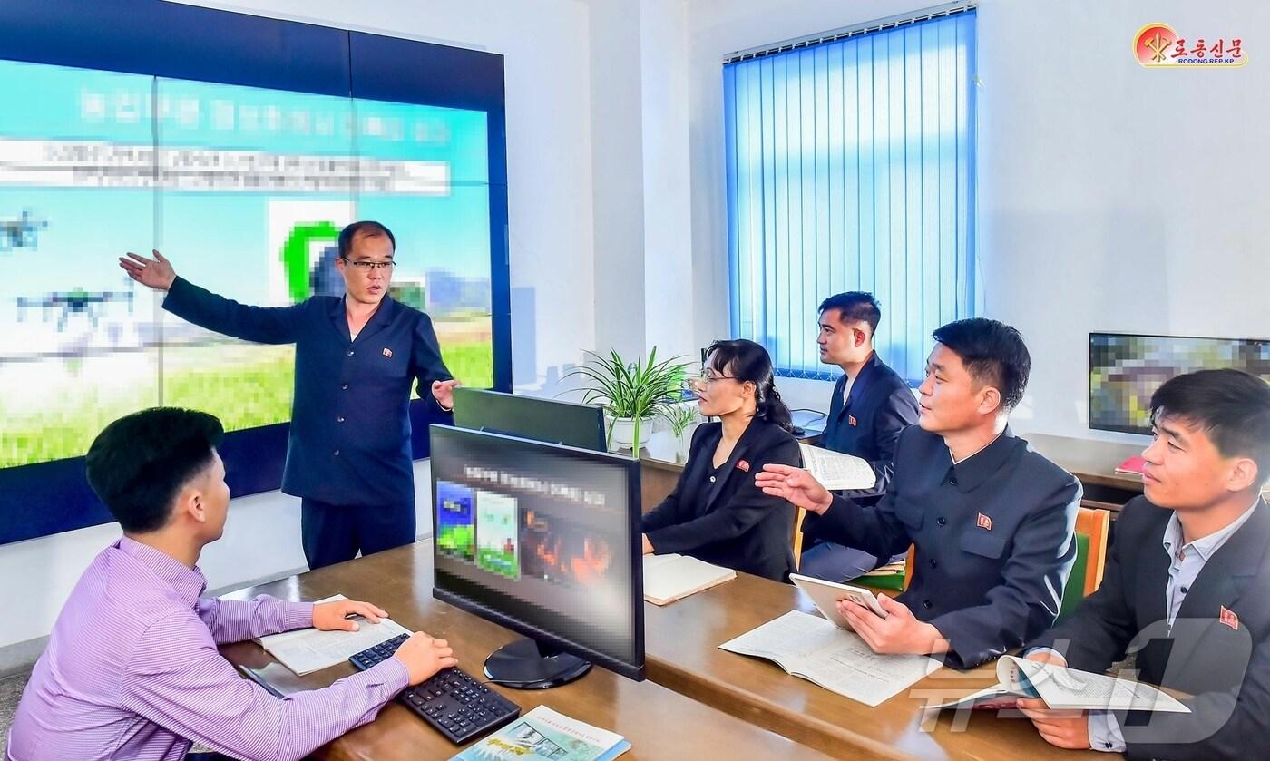 (평양 노동신문=뉴스1) = 북한 노동당 기관지 노동신문은 13일 "전민 과학기술 인재화는 전면적 국가 부흥의 위력한 담보"라면서 "과학과 기술로 전진하고 비약해 나가자"라고 강조했다. 사진은 농업과학원 농업정보화연구소. [국내에서만 사용가능. 재배포 금지. DB 금지. For Use Only in the Republic of Korea. Redistribution Prohibited] rodongphoto@news1.kr