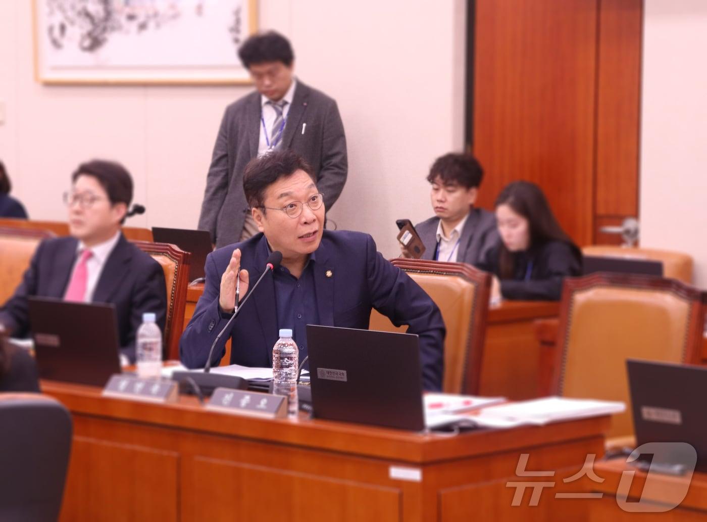 본문 이미지 - 정연욱 의원이 서울 여의도 국회 문화체육위원회에서 열린 문화체육관광부에 대한 국정감사에서 질의하고 있다.(정연욱 의원실 제공)