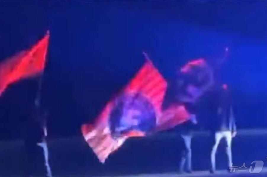 본문 이미지 - '안네의 일기' 연극중인 극장 밖에서 나치 깃발을 든 시위대가 행진하고 있다.(사진은 WXYZ-TV 디트로이트 유튜브 채널 영상 갈무리)