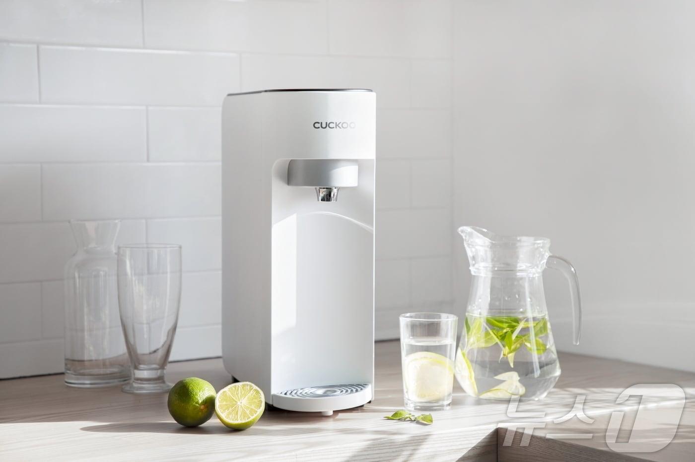 본문 이미지 - 쿠쿠가 야놀자클라우드파트너스와 협업해 숙박시설에 공급하는 직수형 정수기.(쿠쿠 제공)