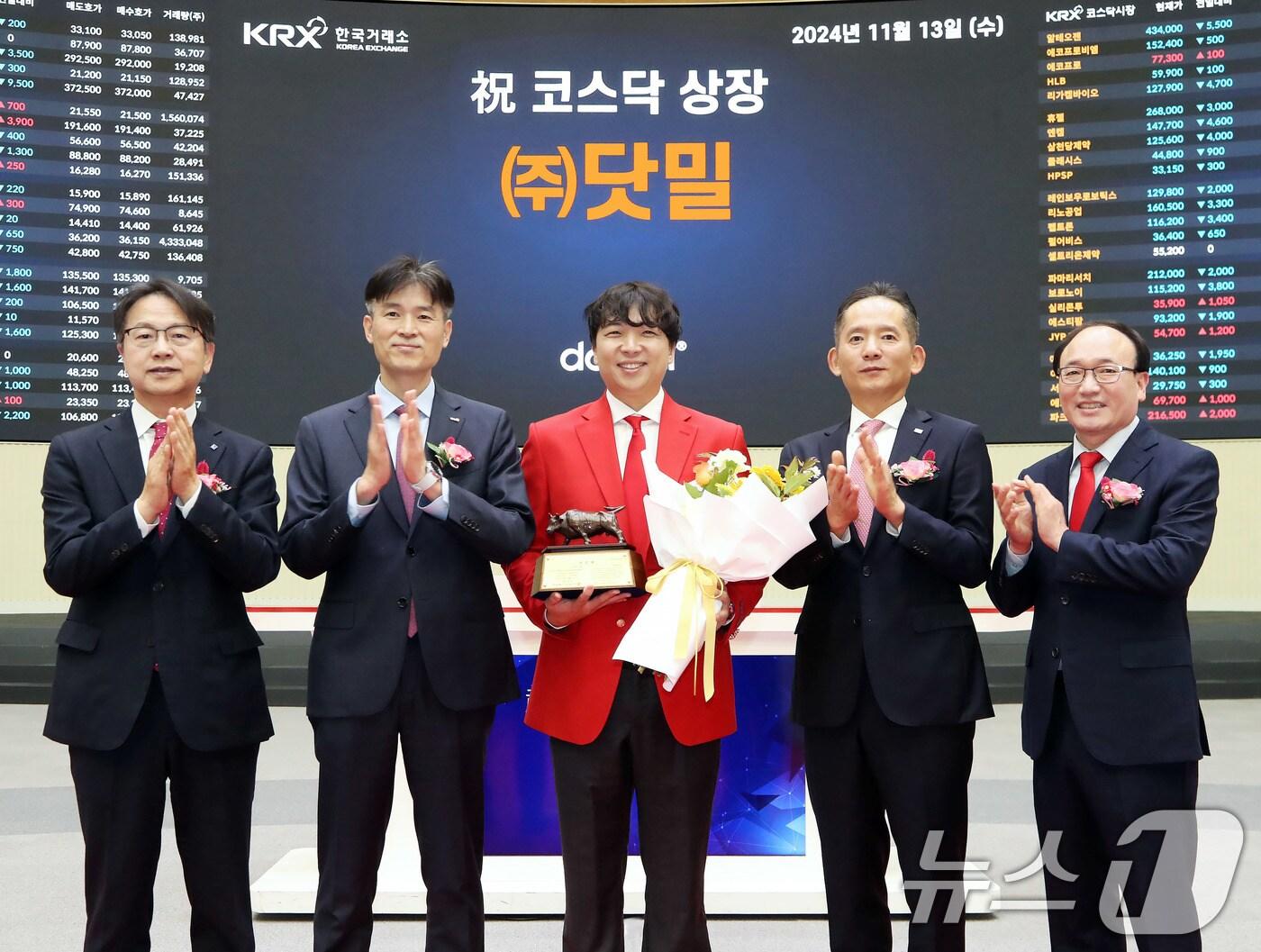 본문 이미지 - 13일 오전 서울 영등포구 한국거래소에서 열린 닷밀 코스닥시장 상장기념식에서 상장기념패 전달 후 김대영 한국IR협의회 부회장(왼쪽부터), 민경욱 한국거래소 코스닥시장본부장, 정해운 닷밀 대표이사, 강성범 미래에셋증권 부사장, 강왕락 코스닥협회 부회장이 기념촬영을 하고 있다. (한국거래소 제공) 2024.11.13/뉴스1