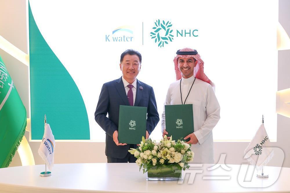본문 이미지 - 장병훈 한국수자원공사 수자원환경부문장&#40;왼쪽&#41;과 라이얀 알아킬 사우디아라비아 국립주택공사 CSO가 협약 뒤 기념사진을 촬영하고 있다.&#40;한국수자원공사 제공&#41;/뉴스1