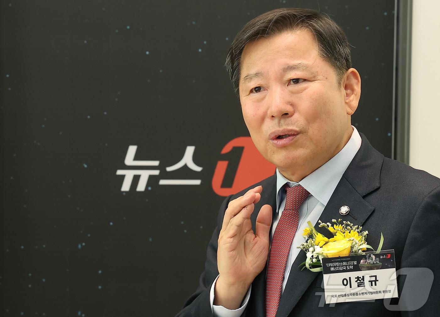 본문 이미지 - 이철규 국회 산업통상자원중소벤처기업위원회 위원장(국민의힘)이 13일 오전 서울 용산구 나인트리 프리미어 로카우스 호텔 플로리스홀에서 열린 '뉴스1 미래에너지포럼(NFEF) 2024'에 참석해 참석 귀빈들과 대화를 나누고 있다. 2024.11.13/뉴스1 ⓒ News1 김진환 기자