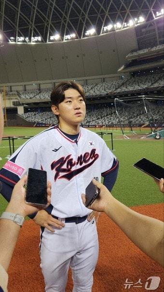 본문 이미지 - 12일 타이베이돔에서 훈련을 마친 뒤 취재진과 인터뷰하고 있는 김도영. ⓒ News1 이재상기자