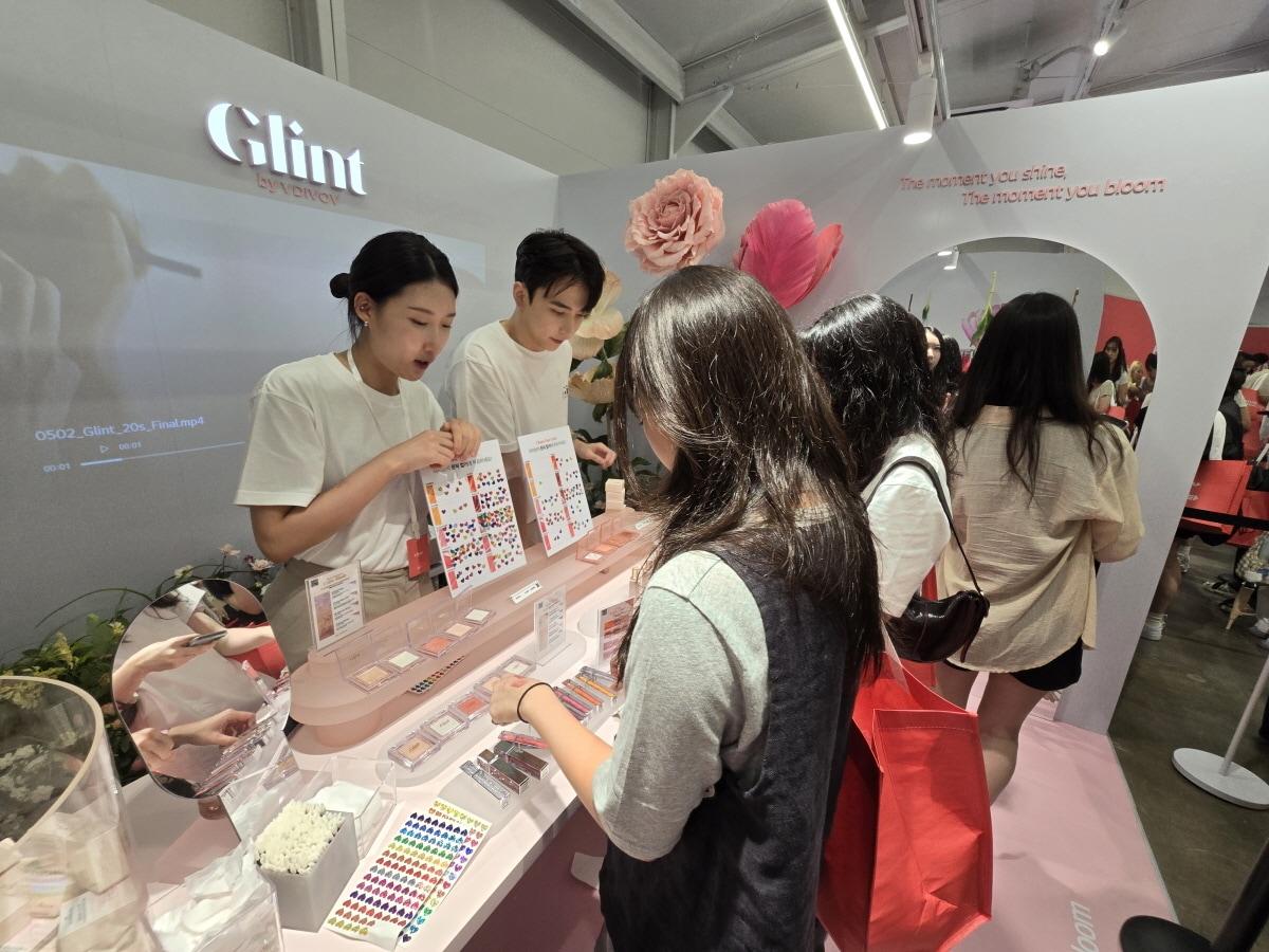 본문 이미지 - LG생활건강 색조 브랜드브이디엘&#40;VDL&#41;, 글린트 바이 비디보브, 프레시안, 코드글로컬러가 MZ세대를 중심으로 인기를 끌면서 매출 성장을 이어가고 있다.&#40;LG생활건강제공&#41;