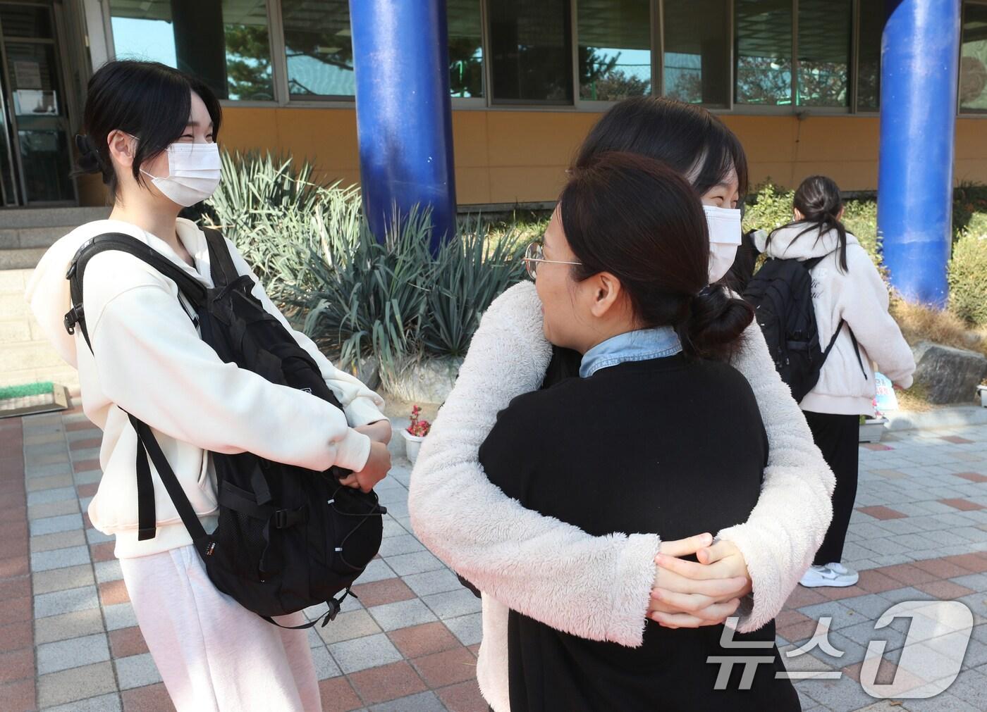 본문 이미지 - 2025학년도 대학수학능력시험을 하루 앞둔 13일 오전 경기 용인시 수지구 죽전고등학교에서 교사가 하교하는 고3 수험생들을 응원하고 있다. 2024.11.13/뉴스1 ⓒ News1 김영운 기자