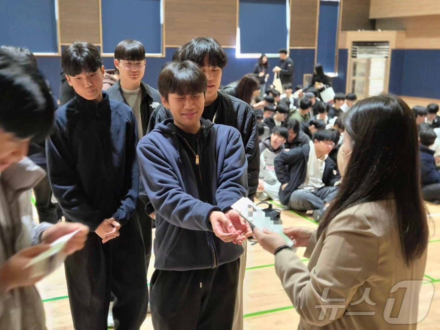 본문 이미지 - 2025학년도 대학수학능력시험을 하루 앞둔 13일 오전 경기 의정부시 동국대학교 사범대학부속 영석고등학교 학생들이 강당에서 수험표를 받고 있다.2024.11.13/뉴스1 ⓒ News1 양희문 기자