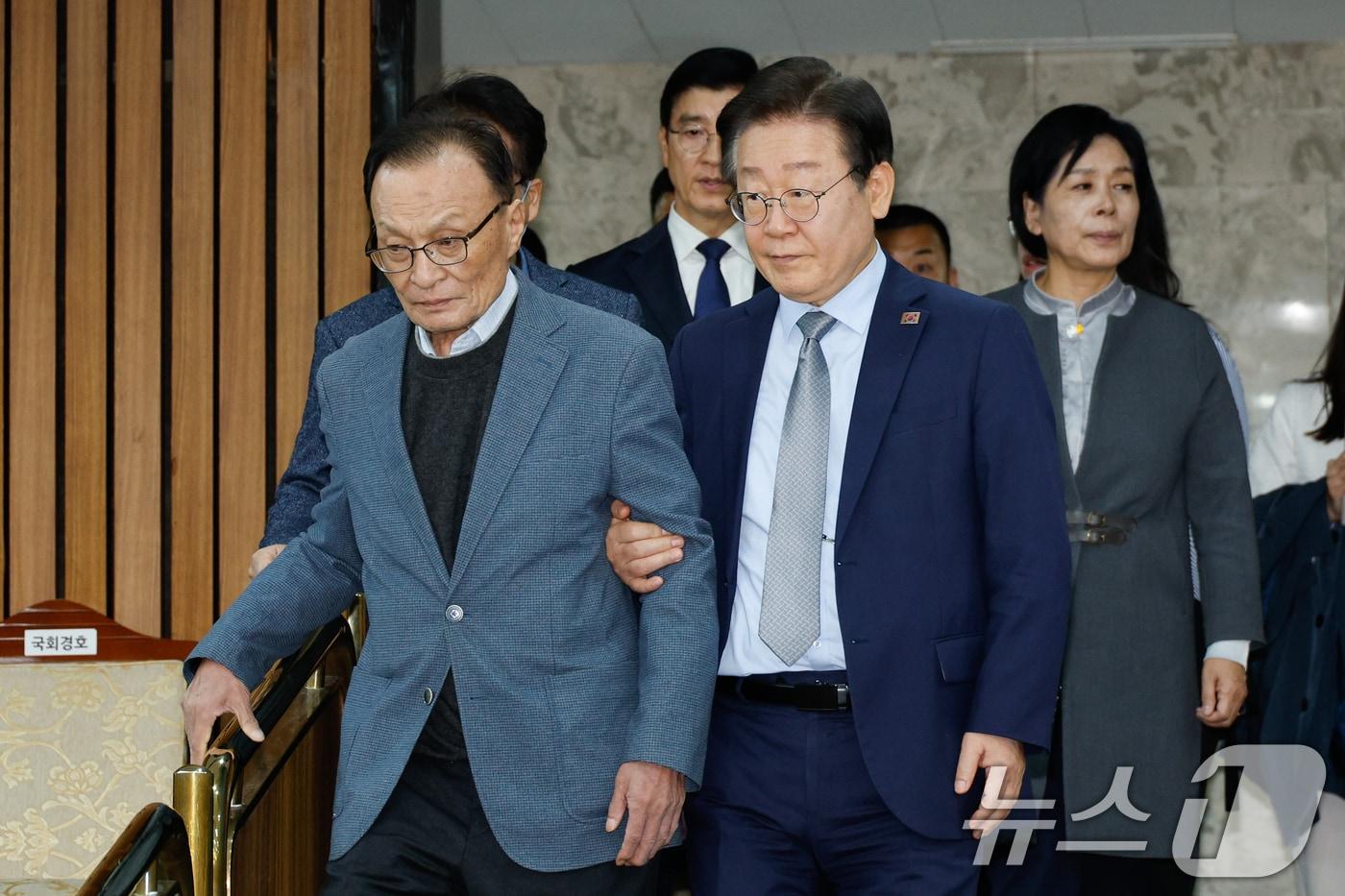 본문 이미지 - 이재명 대통령이 당 대표 시절인 2024년 이해찬 상임고문과 함께 서울 여의도 국회에서 열린 더불어민주당 외교안보통일자문회의 출범식에 입장하고 있다. 2024.11.13/뉴스1 ⓒ News1 안은나 기자