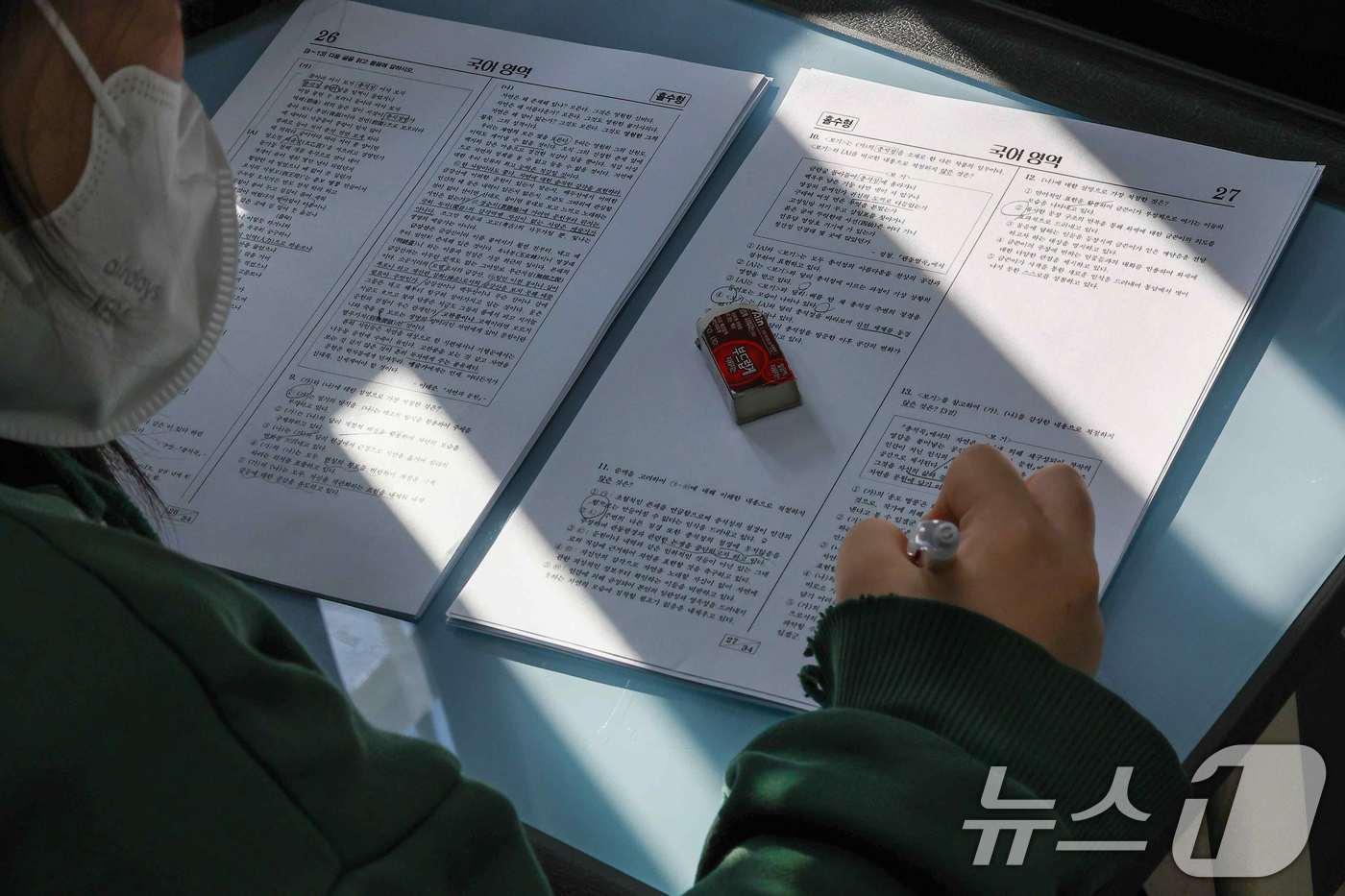 대학수학능력시험을 하루 앞둔 13일 오전 서울 성동구 성수고등학교에서 한 수험생이 문제를 풀고 있다. (공동취재) 2024.11.13/뉴스1 ⓒ News1 민경석 기자