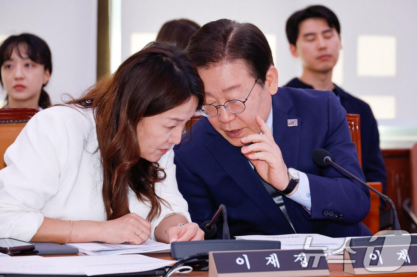 이재명 더불어민주당 대표가 2024년 11월 13일 서울 여의도 국회에서 열린 외교통일위원회 제418회국회(정기회) 제5차 전체회의에서 이재정 의원과 대화하고 있다. 2024.11.13/뉴스1 ⓒ News1 안은나 기자