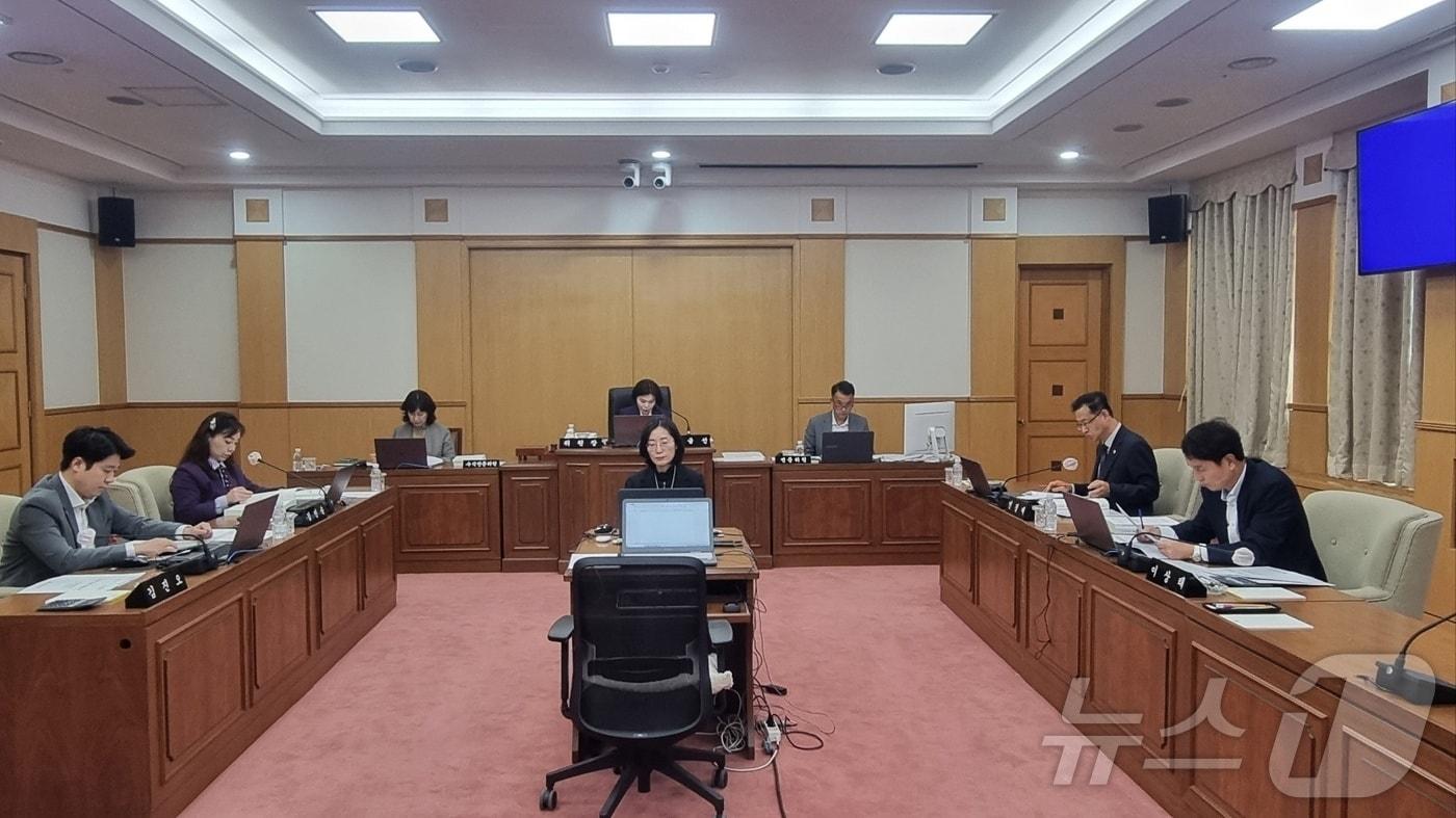 본문 이미지 - 대전시의회 교육위원회(위원장 이금선)가 13일 대전평생학습관 등 대전교육청의 9개 직속기관에 대한 행정사무감사를 진행하고 있다. 2024.11.13/뉴스1 ⓒ News1 김태진 기자