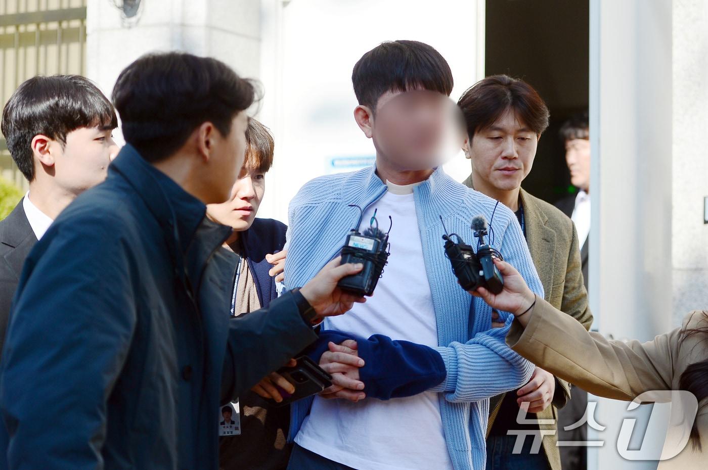 본문 이미지 - 13일 오전 음주운전 헌터 유튜버 A 씨(40)가 광주지방법원에서 구속 전 피의자심문을 받은 뒤 취재진의 질문에 답하지 않은 채 법원을 빠져 나가고 있다. 2024.11.13/뉴스1 ⓒ News1 이승현 기자