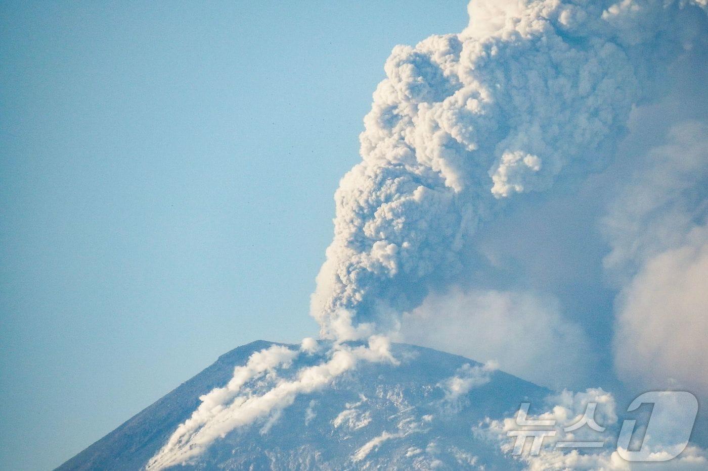 13일 (현지시간) 인도네시아 누사 텡가라 동부의 이스트 플로레스에서 본 르워토비 라키라키 화산이 분화해 화산재 기둥을 분출하고 있다. 2024.11.13 ⓒ AFP=뉴스1 ⓒ News1 우동명 기자