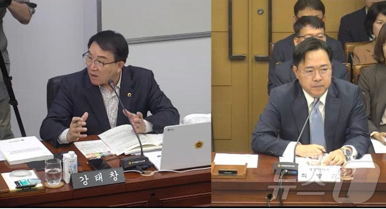 본문 이미지 - 13일 강태창 전북자치도의원(왼쪽)이 최병관 행정부지사에게 질의를 하고 있다.2024.11.13/뉴스1