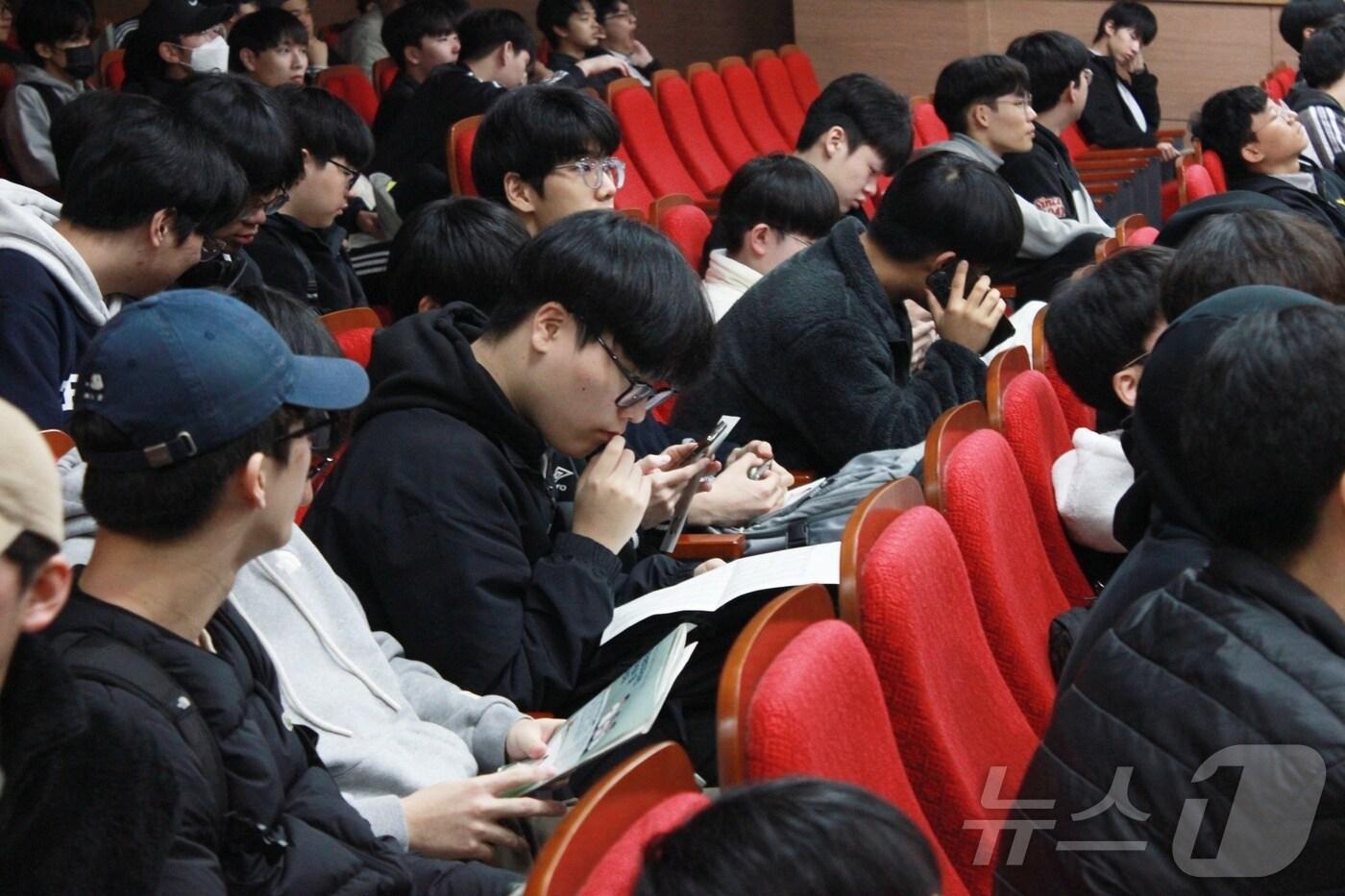 본문 이미지 - 2025학년도 대학수학능력시험을 하루 앞둔 13일 전북자치도 전주동암고등학교에서 수험생들을 대상으로 예비소집이 진행됐다.2024.11.13/뉴스1 신준수 기자