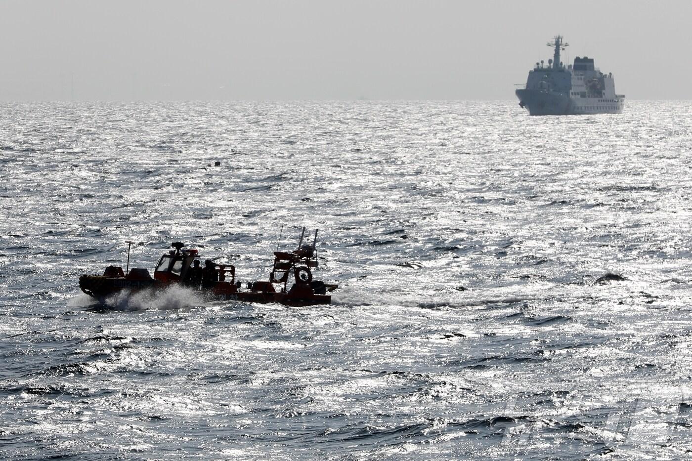 본문 이미지 - 11월13일 오전 제주 비양도 북서쪽 약 22㎞ 해상에서 해경과 해군 등이 '135금성호(부산선적·129톤)'가 침몰한 지점을 중심으로 수색 작업을 벌이고 있다.2024.11.13/뉴스1 ⓒ News1 홍수영 기자