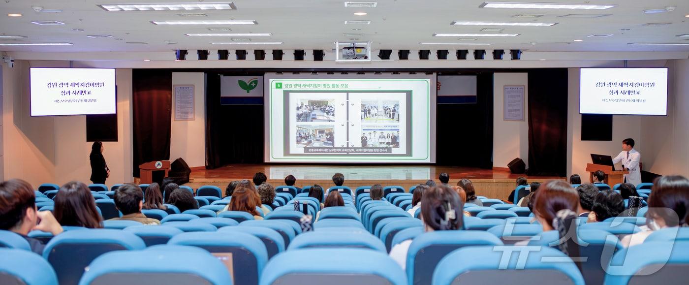 본문 이미지 - 권용재 아동보호위원장(강릉아산병원 소아외과 교수)이 지난 12일열린 강원 광역 새싹지킴이 병원 워크숍에서 성과 사례를 발표하고 있다.(강릉아산병원 제공) 2024.11.13/뉴스1