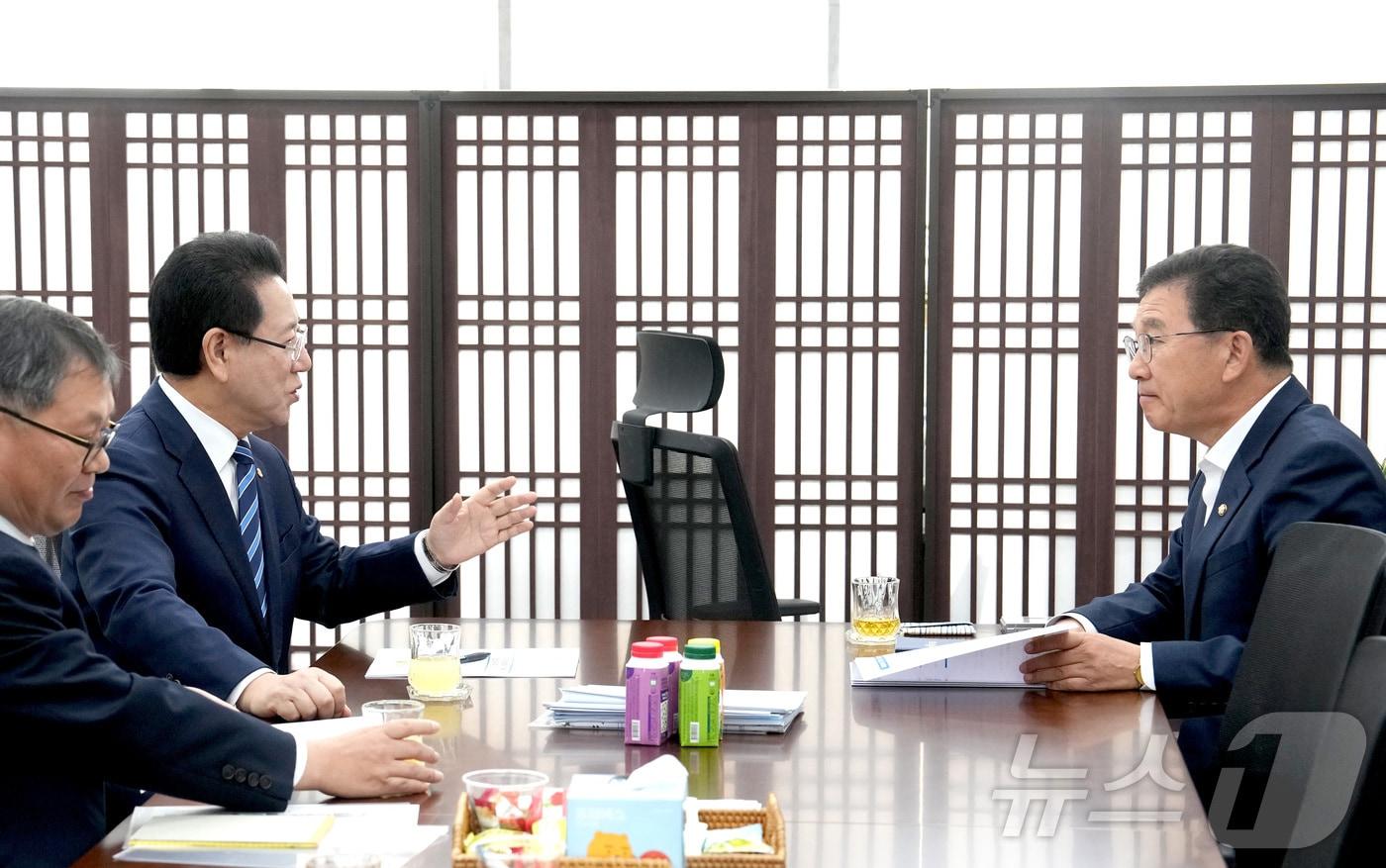 김영록 전라남도지사가 13일 서울 국회에서 신정훈 국회 행안위원장을 만나 주요 도정 현안 건의 및 2025년 국고현안사업 반영을 위한 국회 차원의 협조를 요청하고 있다.(전남도 제공) 2024.11.13/뉴스1 