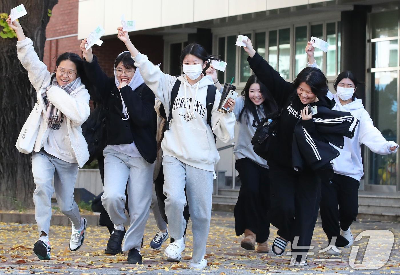 본문 이미지 - 2025학년도 대학수학능력시험을 하루 앞둔 13일 대구 중구 남산동 경북여고 강당에서 수능 수험표를 받은 고3 수험생들이 파이팅을 외치며 학교를 나서고 있다. 2024.11.13/뉴스1 ⓒ News1 공정식 기자