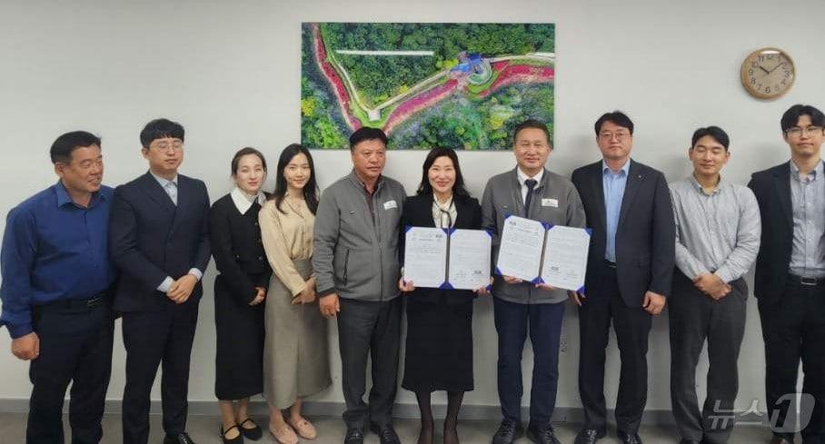 본문 이미지 - NH농협 고창군지부와 서울시니어스 고창타워㈜의 농촌활력사업 협약식(농협 제공)2024.11.13/뉴스1 