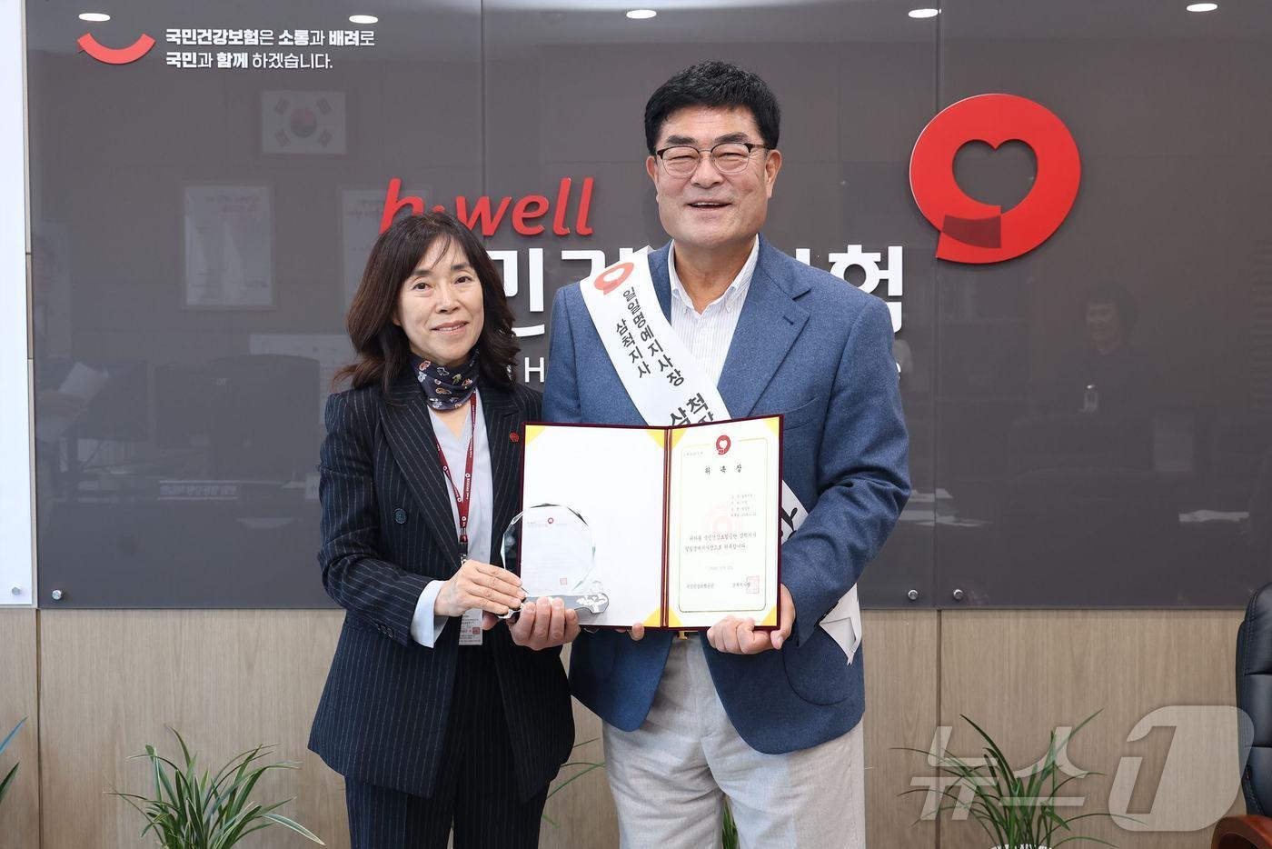 본문 이미지 - 박상수 삼척시장이 국민건강보험공단 삼척지사 일일명예지사장으로 위촉돼 공단 업무를 체험하고 있다.(삼척시 제공) 2024.11.13/뉴스1