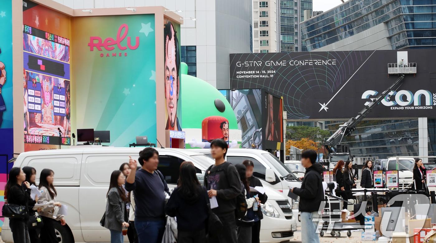국내 최대 게임전시회인 &#39;지스타&#40;G-STAR&#41; 2024&#39;를 하루 앞둔 13일 오후 부산 해운대구 벡스코 광장에서 관계자들이 개막 준비를 하고 있다.  2024.11.13/뉴스 ⓒ News1 윤일지 기자