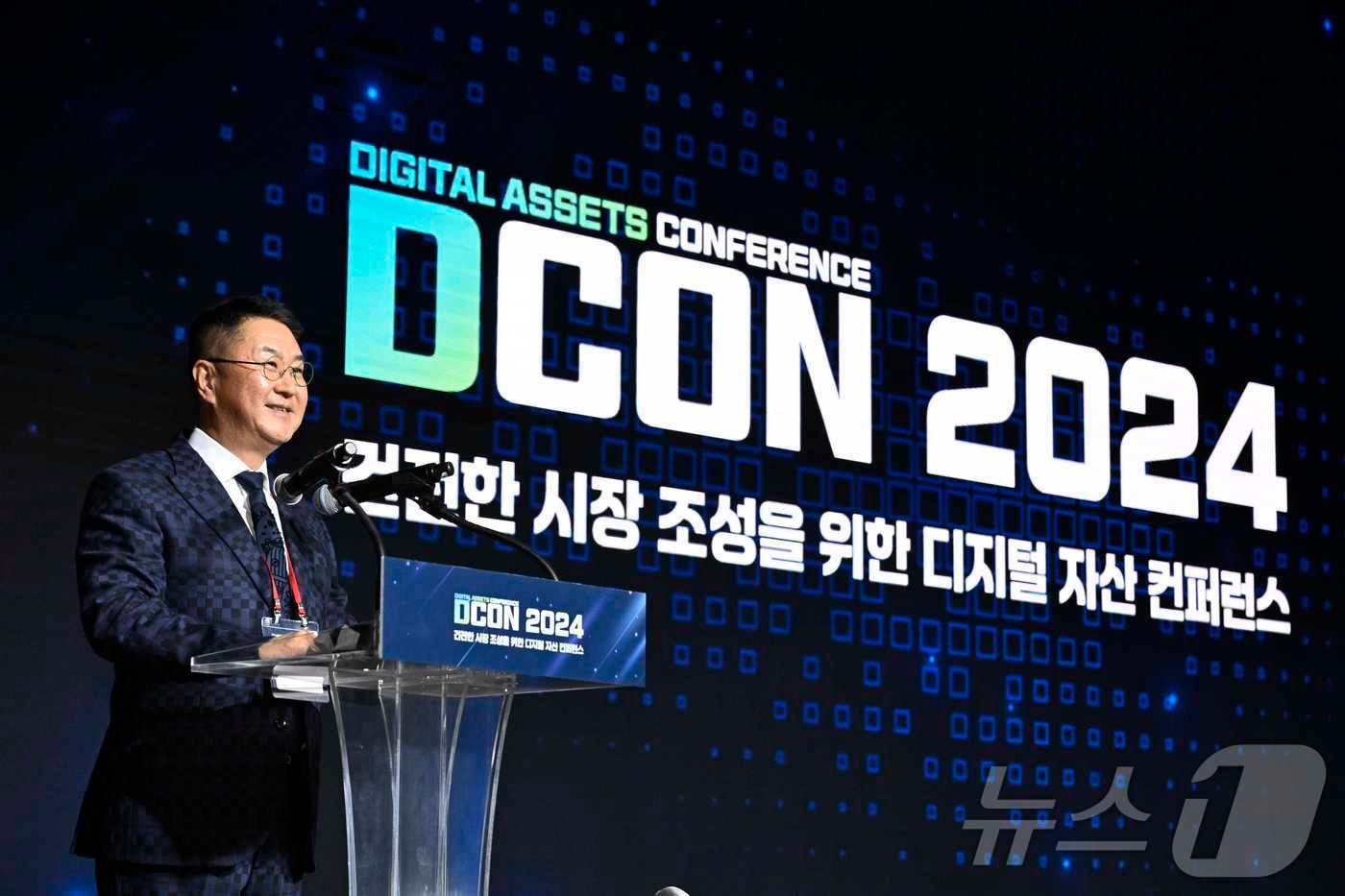 본문 이미지 - 이석우 두나무 대표가 2024년 11월13일 서울 중구 신라호텔에서 열린 제 2회 '디지털애셋 콘런스(DCON·디콘)'에서 발표를 진행하고 있다. (두나무 자료 제공)