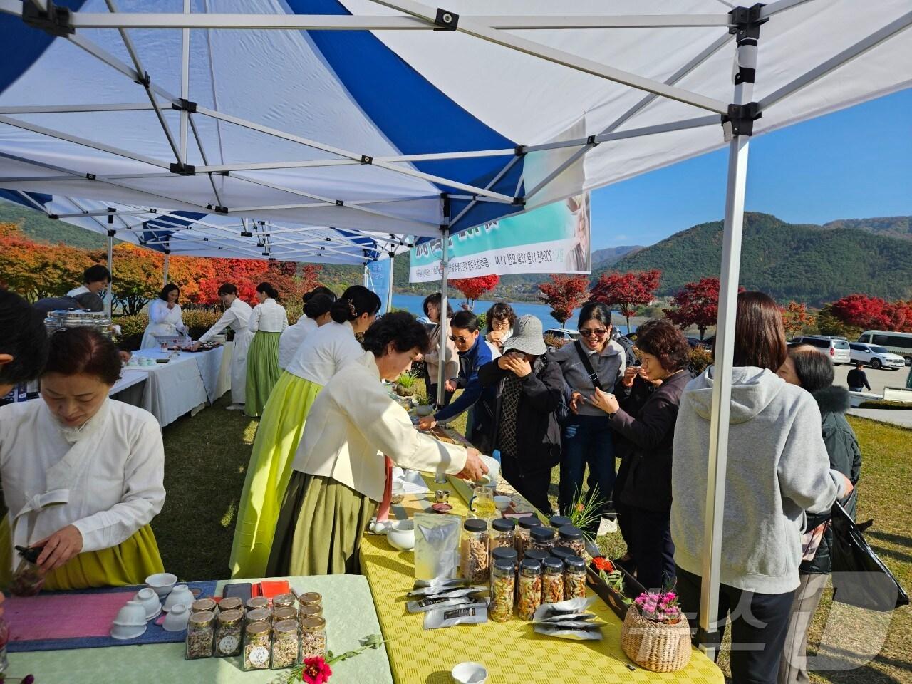 본문 이미지 -   정읍 명원문화재단 (사)샘골다례가 주관한 ‘제19회 샘골녹향제’(정읍시 제공)2024.11.13/뉴스1