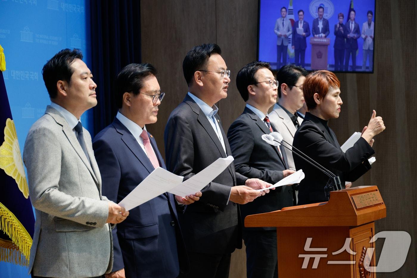 본문 이미지 - 국회 법제사법위원회 유상범 국민의힘 간사와 여당 위원들이 13일 서울 여의도 국회 소통관에서 '이재명 더불어민주당 대표의 불법 대선자금 연루 의혹에 대한 철저한 수사를 촉구한다'며 기자회견을 하고 있다. 왼쪽부터 장동혁, 송석준, 유상범, 곽규택. 2024.11.13/뉴스1 ⓒ News1 안은나 기자