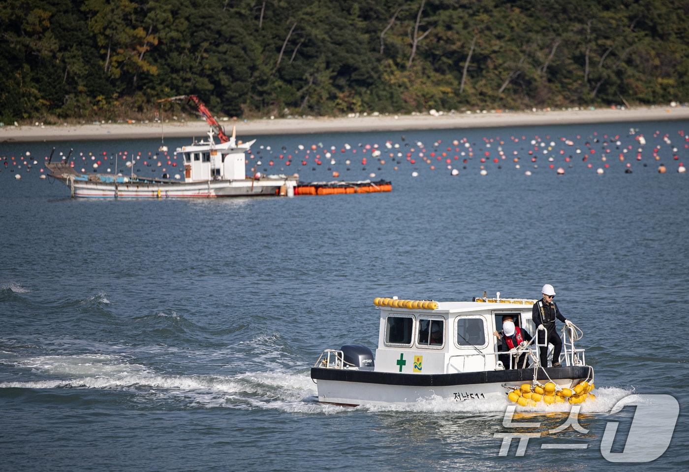 본문 이미지 - 13일 전라남도 완도군 백일도 인근 해상에 정박한 병원선 '전남 511호'에서 수송선을 이용해 주민들을 실어 나르고 있다. (사진은 기사 내용과 무관함) / ⓒ 뉴스1 이재명 기자