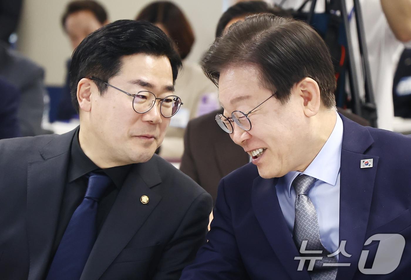 본문 이미지 - 더불어민주당 이재명 대표와 박찬대 원내대표 등이 13일 오후 서울 여의도 중앙당사에서 열린 2024 더불어민주당 기초자치단체장 교육연수에서 지방정부 기본사회 정책 사례가 담긴 책을 들고 기념촬영을 하고 있다. 2024.11.13/뉴스1 ⓒ News1 김민지 기자