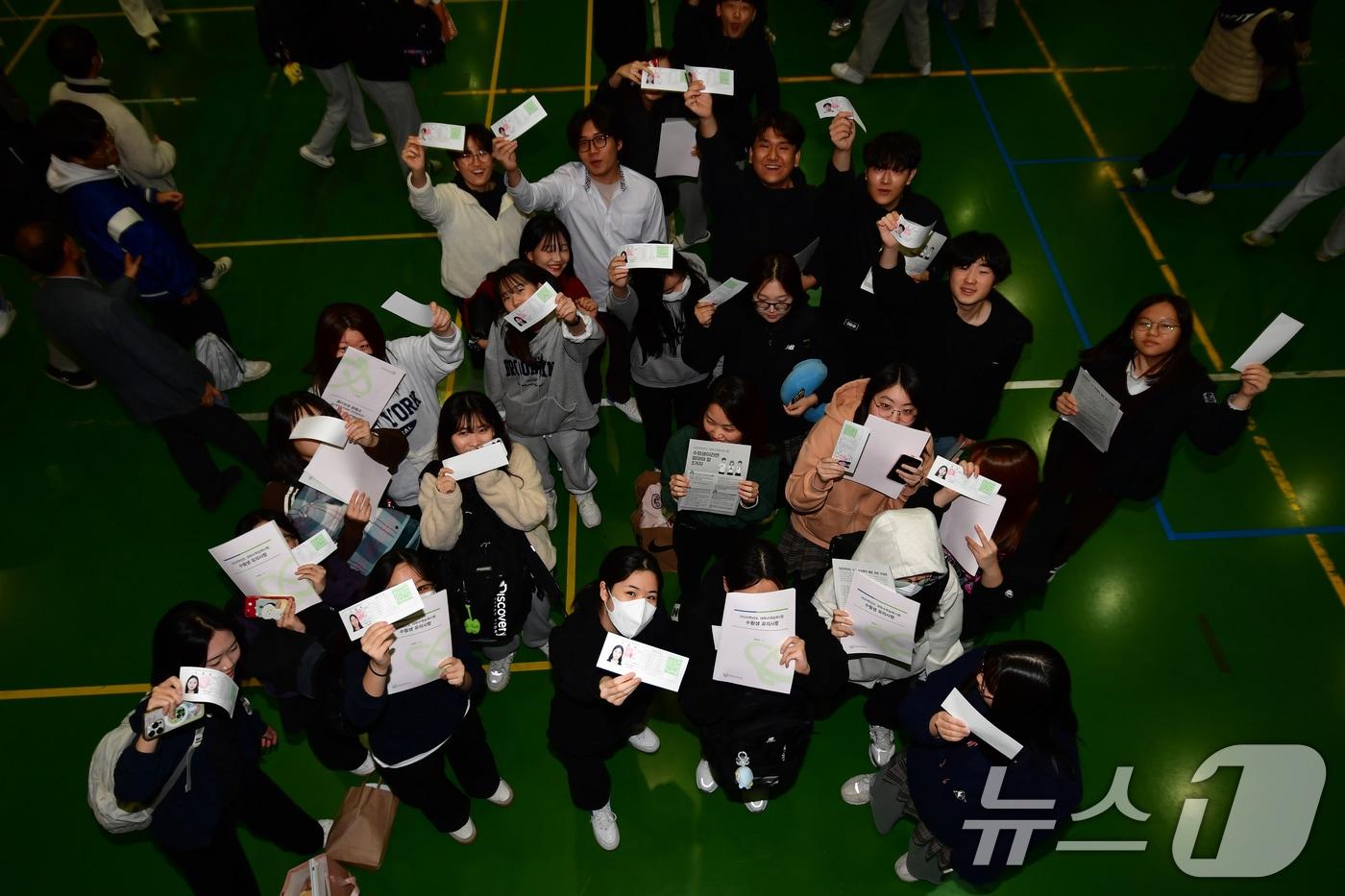 2025학년도 대학수학능력시험 예비소집일인 지난해 11월 13일 오후 경북 포항시 남구 영일고등학교에서 수험표를 받은 수험생들이 친구들과 함께 수능 &#39;대박&#39;을 외치고 있다. 2024.11.13/뉴스1 ⓒ News1 최창호 기자