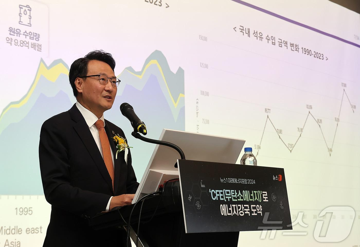 임종세 국립한국해양대학교 교수가 13일 오후 서울 용산구 나인트리 프리미어 로카우스 호텔 플로리스홀에서 열린 '뉴스1 미래에너지포럼(NFEF) 2024'에서 '동해 심해 가스전 개발 가능성과 의미'라는 주제로 특별강연을 하고 있다. 2024.11.13/뉴스1 ⓒ News1 김진환 기자