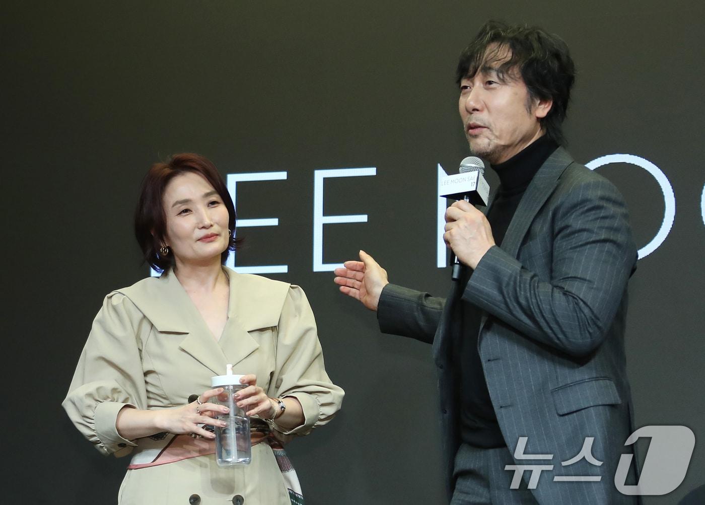 본문 이미지 - 14대 별밤지기 가수 이문세(1985년 4월 8일 ~ 1996년 12월 2일)(오른쪽)와 21대 별밤지기 박경림(2008년 3월 31일 ~ 2011년 5월 8일). 2024.11.13/뉴스1 ⓒ News1 권현진 기자