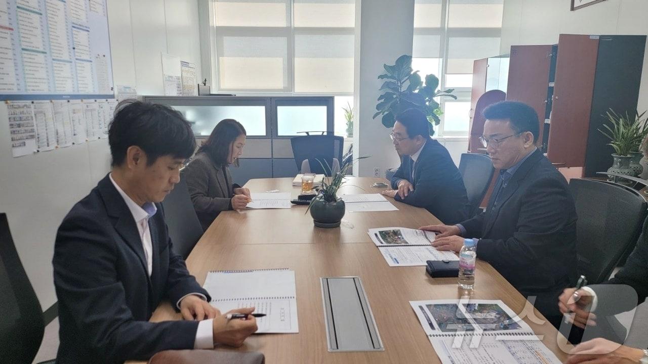 본문 이미지 - 13일 황규철 옥천군수가 행안부 관계자에게 지역 현안사업을 설명하고 있다. (옥천군 제공) /뉴스1 