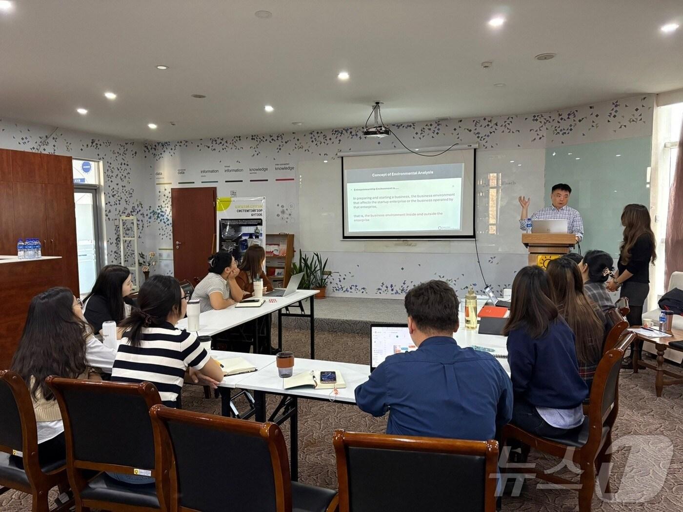 본문 이미지 - 대전창조경제혁신센터가 지난달 몽골 울란바토르에서 몽골 액셀러레이터 기관 직원들을 대상으로 교육·컨설팅을 진행하고 있다. (대전혁신센터 제공)/뉴스1