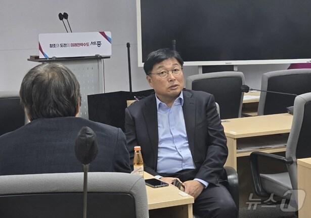 본문 이미지 -  이승원 세종시 경제부시장이 13일 오후 시청 정음실을 찾아 국회 농수산위 예결소위의 국제정원도시박람회 예산 삭감과 관련한 입장을 밝히고 있따. ⓒ News1 장동열 기자