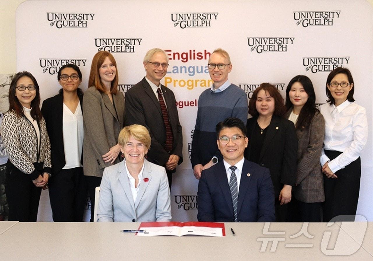 본문 이미지 - 캐나다 구엘프대학교 부총장(앞줄 왼쪽)과 유태수 충북대 국제교류본부장(오른쪽)을 비롯한 양교 국제교류 관계자가 기념촬영을 하고 있다.(충북대 제공)/뉴스1