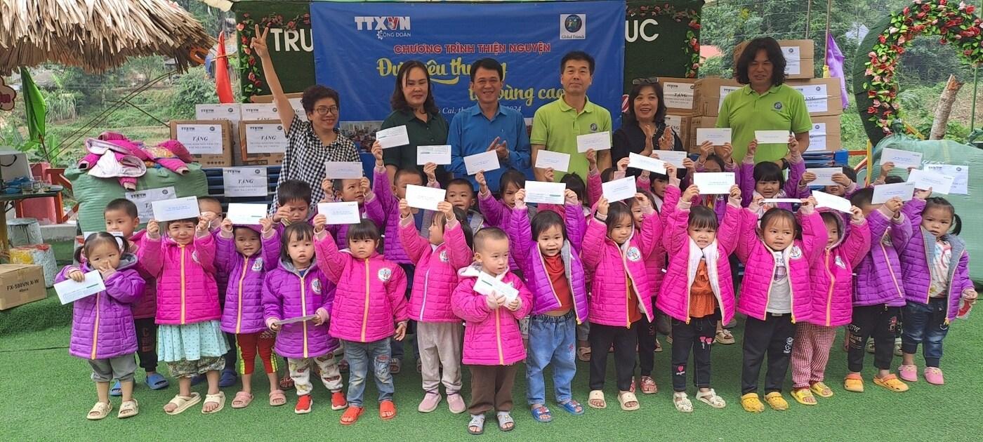 본문 이미지 - 글로벌프랜드가 지난 6~7일 베트남 라오카이성 박하군 남륵현 남륵유치원에 장학금을 전달하는 모습. (글로벌프랜드 제공)