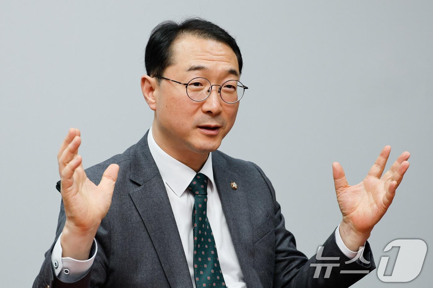 본문 이미지 - 김건 국민의힘 의원이 13일 서울 여의도 국회의원회관에서 뉴스1과 인터뷰를 하고 있다. 2024.11.13/뉴스1 ⓒ News1 안은나 기자