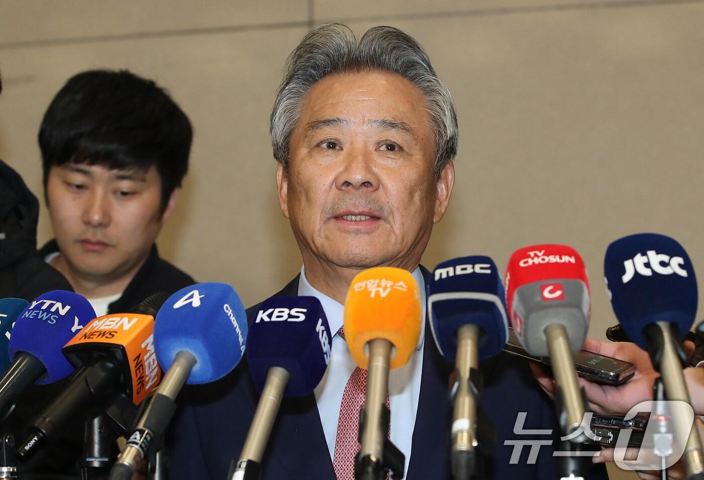 본문 이미지 - 3선 도전의 길이 열린 이기흥 대한체육회장이 세계올림픽도시연합(WUOC) 회의를 마치고 13일 오후 인천국제공항을 통해 귀국해 취재진 질문에 답하고 있다. 2024.11.13/뉴스1 ⓒ News1 권현진 기자