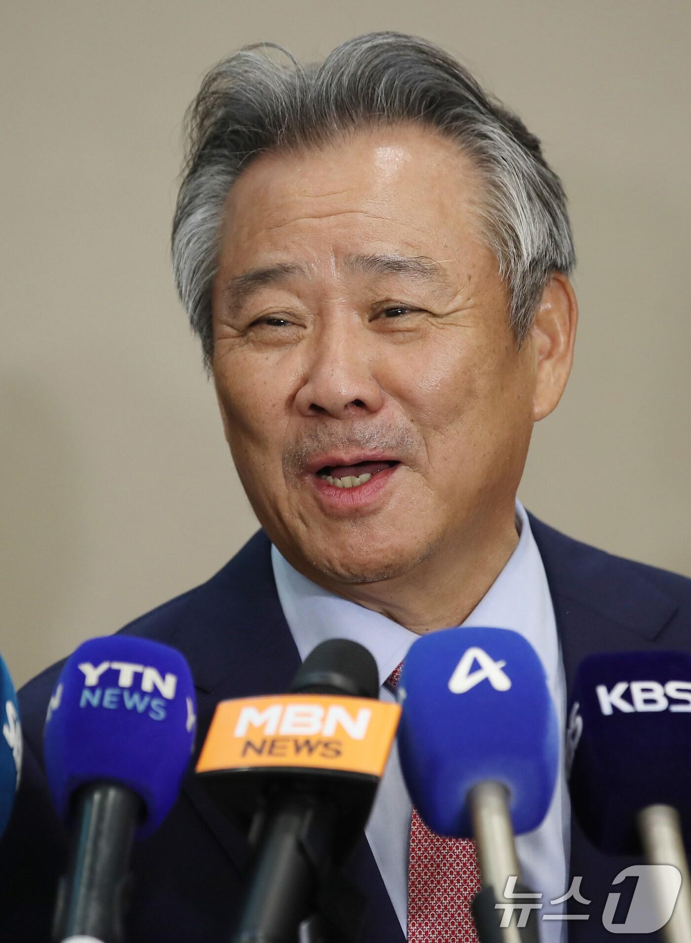 본문 이미지 - 3선 도전의 길이 열린 이기흥 대한체육회장이 세계올림픽도시연합&#40;WUOC&#41; 회의를 마치고 13일 오후 인천국제공항을 통해 귀국해 취재진 질문에 답하고 있다. 2024.11.13/뉴스1 ⓒ News1 권현진 기자