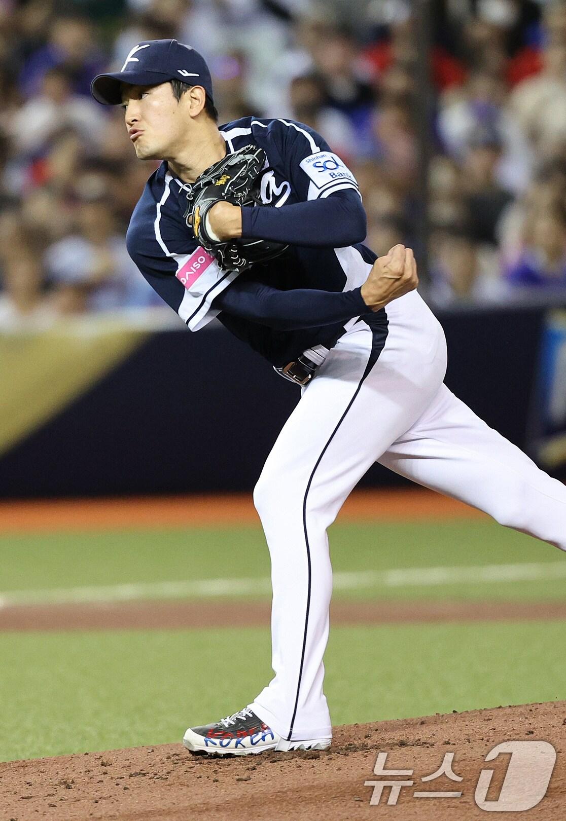 본문 이미지 - 13일(현지시간) 오후 대만 타이베이시 타이베이돔에서 열린 2024 WBSC 프리미어12 B조 예선 대한민국과 대만의 경기, 1회말 대한민국 선발 고영표가 역투하고 있다. 2024.11.13/뉴스1 ⓒ News1 장수영 기자