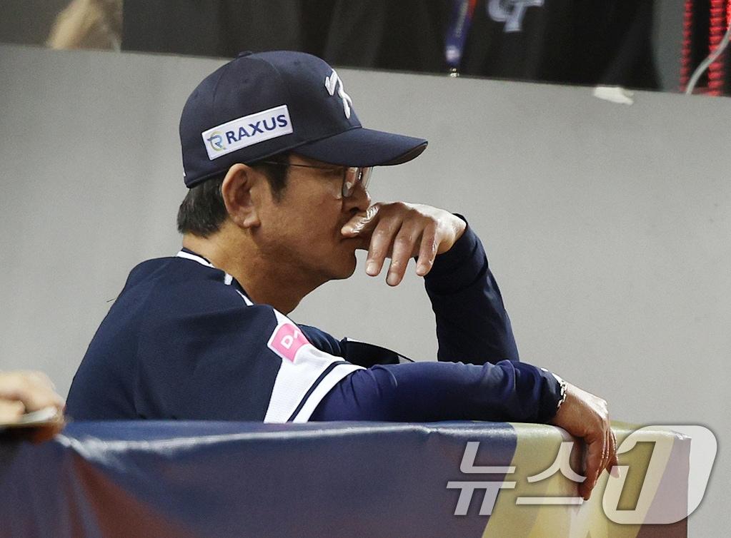 본문 이미지 - 13일&#40;현지시간&#41; 오후 대만 타이베이시 타이베이돔에서 열린 2024 WBSC 프리미어12 B조 예선 대한민국과 대만의 경기, 류중일 감독이 경기를 바라보고 있다. 2024.11.13/뉴스1 ⓒ News1 장수영 기자