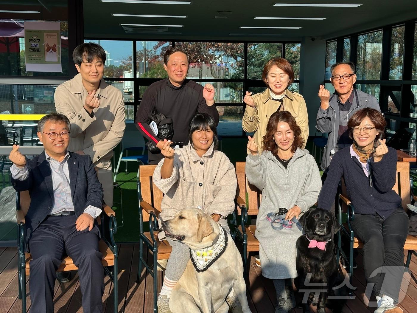 본문 이미지 - 12일 송도 혜윰 반려견놀이터에서 반려 간담회가 열렸다(윤혜영 연구수의회 의원실 제공). ⓒ 뉴스1