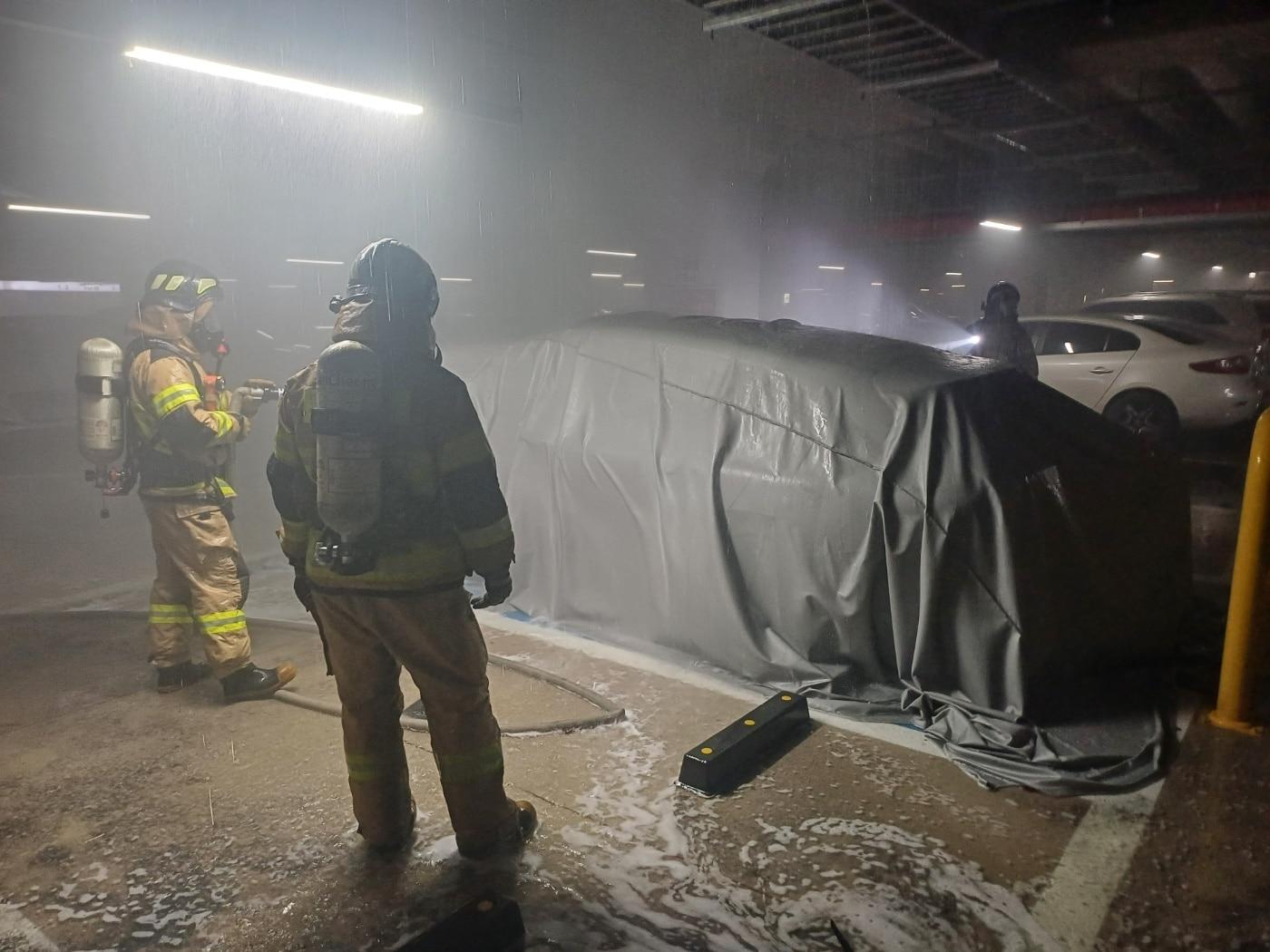 본문 이미지 - 14일 오전 2시 14분께 충남 아산시 모종동의 한 아파트 지하 주차장에 주차 중이던 전기차에서 불이 났다. (아산소방서 제공)