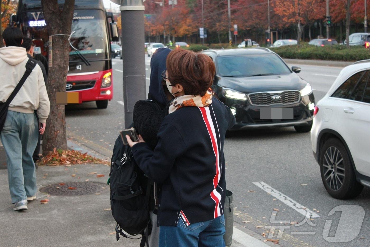 본문 이미지 - 2025학년도 대학수학능력시험일인 14일 오전 전북 전주시 전주사대부고에서 한 어머니가 딸과 포옹하고 있다. 2024.11.14/뉴스1 ⓒ News1 신준수 기자